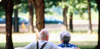 Edward e Annamaria, un amore senza limiti: ogni giorno 10 km a piedi per tenere la mano in Rsa