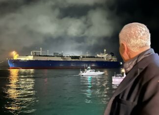 Rigassificatore Piombino, la nave Golar Tundra è arrivata in porto Eugenio Giani