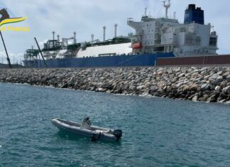 Rigassificatore Piombino, sub si immerge vicino a Golar Tundra Gdf Golar Tundra