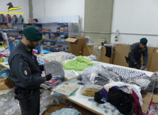 Pronto moda, sequestro di oltre un milione di capi irregolari Guardia di Finanza Prato