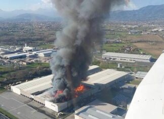 Cartiera in fiamme a Porcari. Chiuse scuole di ogni ordine e grado Cartiera in fiamme a Porcari. Chiuse scuole di ogni ordine e grado