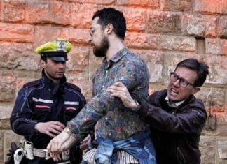 Palazzo Vecchio imbrattato. Nardella placca gli attivisti e pulisce Palazzo Vecchio Nardella