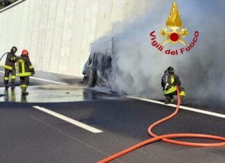 Furgone in fiamme, sei km di coda in autostrada A1 Vigili del fuoco