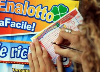 Vince 223 milioni al Superenalotto, la moglie separata non ci sta: “Metà sono i miei”