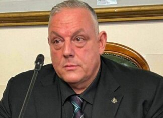 Accuse al sindaco di reati specifici sui social, la giunta dà l’ok per una querela per diffamazione