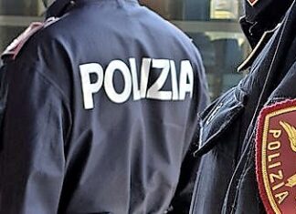 Uomo vaga sui binari a Firenze. Dieci treni cancellati Uomo vaga sui binari a Firenze