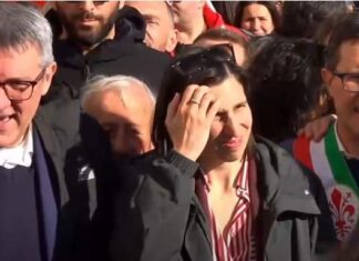 Manifestazione 4 marzo a Firenze, applausi per Elly Schlein Manifestazione 4 marzo a Firenze