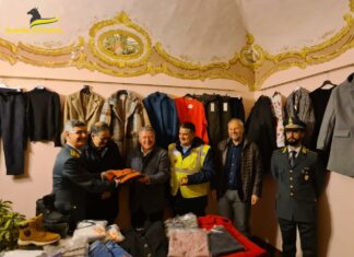 Povertà, Guardia di Finanza dona a Caritas i vestiti sequestrati Guardia di Finanza Siena