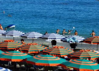 Piombino anticipa l’estate. Il sindaco apre gli ombrelloni Piombino ombrelloni