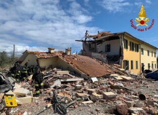 Scoppia bombola del gas. Si cercano due persone sotto le macerie Vigili del fuoco esplosione Montecarlo