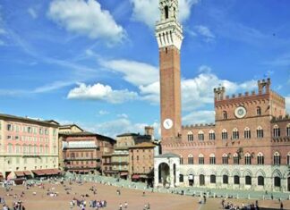 Primo Maggio 2023, ponte con boom di turisti in Toscana piazza del campo
