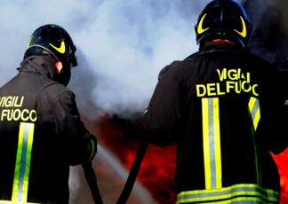 Cagliari, anziano muore nell’incendio della casa invasa dai rifiuti