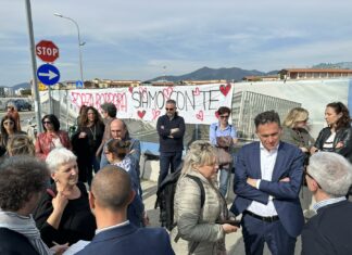 Psichiatra uccisa a Pisa, in migliaia per Barbara Capovani Psichiatra uccisa a Pisa, in migliaia per Barbara Capovani