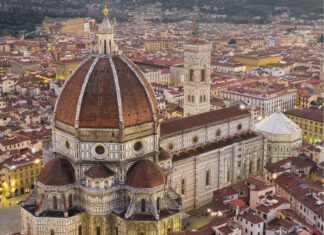 Duomo di Firenze, cadono pezzi di pietre dalla Cupola del Brunelleschi Allerta caldo, ancora codice rosso a Firenze. Fino a 40 gradi