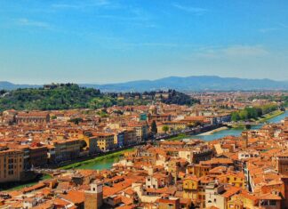 Turismo, Firenze prima in Italia per rincaro alberghi Allerta caldo, ancora codice rosso a Firenze. Fino a 40 gradi