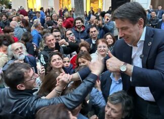 Giuseppe Conte aggredito a Massa. Il leader M5S colpito al volto Giuseppe Conte
