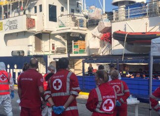 Migranti, lo sbarco di Humanity 1 nel porto di Livorno Humanity Livorno