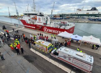 Migranti, lo sbarco di Life Support a Livorno. Operazioni concluse Life Support