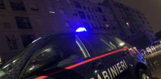 Massa, uomo trovato morto sul balcone di casa: sul corpo segni di coltellate