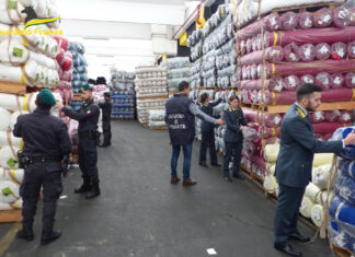 GdF Prato, venduti tessuti confiscati. Incassati quattro milioni GdF Prato, venduti tessuti confiscati. Incassati quattro milioni