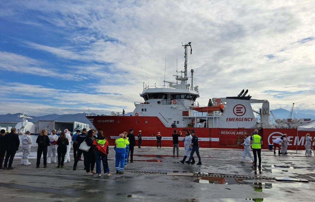 Migranti, Life Support arrivata in porto a Marina di Carrara