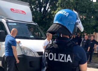 Mondo Convenienza, furgone investe lavoratore in sciopero Mondo Convenienza, furgone investe lavoratore in sciopero