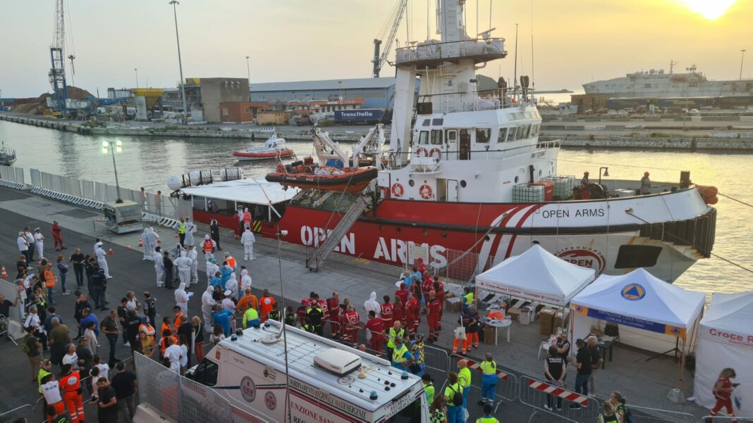 Migranti, Open Arms arrivata a Livorno. Concluse operazioni