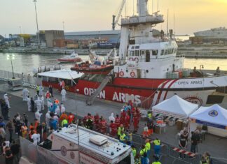 Migranti, Open Arms arrivata a Livorno. Concluse operazioni Migranti, Open Arms arrivata a Livorno. Concluse operazioni