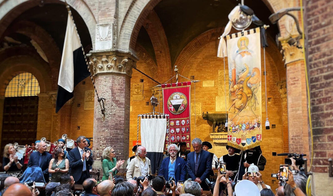 Palio di Siena, applausi per il drappellone dipinto da Di Jullo