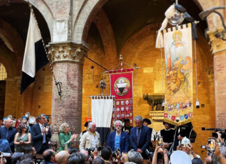 Palio di Siena, applausi per il drappellone dipinto da Di Jullo Palio di Siena, applausi per il drappellone dipinto da Di Jullo