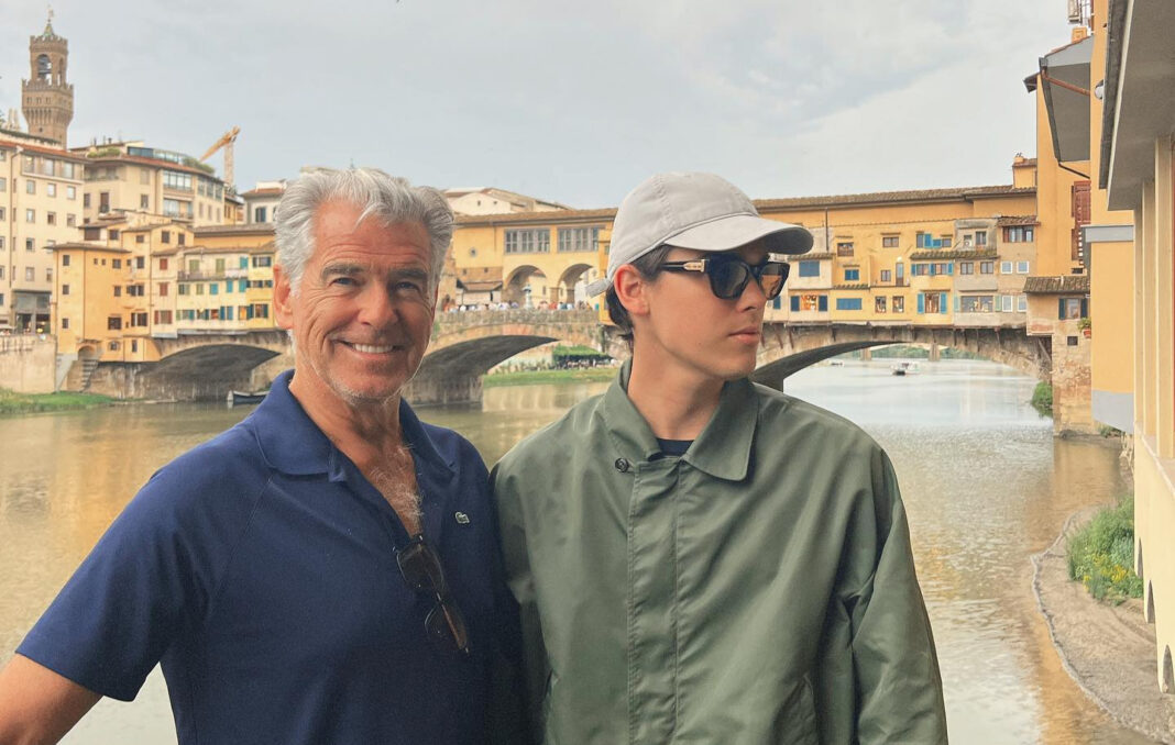 Pierce Brosnan a Firenze. Foto con il figlio a Ponte Vecchio