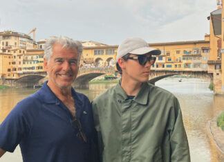 Pierce Brosnan a Firenze. Foto con il figlio a Ponte Vecchio Pierce Brosnan a Firenze. Foto con il figlio a Ponte Vecchio