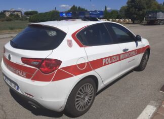 Bimba di due anni chiusa in auto. Salvata da Polizia Municipale Bimba di due anni chiusa in auto. Salvata da Polizia Municipale