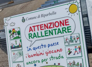 Cartelli dei bimbi a Riparbella: “Andate piano. Giochiamo in strada” Cartelli dei bimbi a Riparbella: "Andate piano. Giochiamo in strada"
