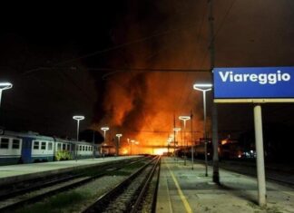 Strage di Viareggio, il giorno del ricordo. Presidio a Palazzo di Giustizia Strage di Viareggio, il giorno del ricordo. Presidio a Palazzo di Giustizia