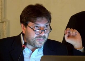 Berlusconi, Montanari: “No bandiere a mezz’asta nel mio ateneo” Berlusconi, Montanari: "No bandiere a mezz'asta nel mio ateneo"