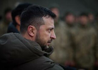 Ucraina, ancora un rimpasto nel comando militare: la decisione di Zelensky