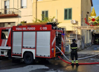 Ditta in fiamme a Montemurlo. Salvate le case vicine Ditta in fiamme a Montemurlo. Salvate le case vicine