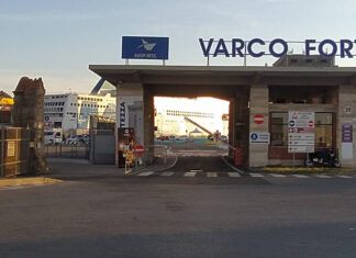 Fumi navi in porto, Livorno monitora qualità aria Fumi navi in porto, Livorno monitora qualità aria