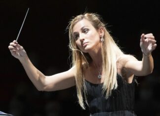 Centenario pucciniano, sul podio dirige Beatrice Venezi Centenario pucciniano, sul podio dirige Beatrice Venezi