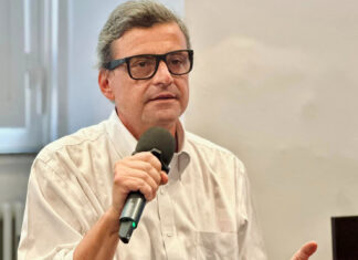 Calenda a Capalbio: “Mare pieno di plastica”. Sindaco: “Sono alghe” Calenda a Capalbio: "Mare pieno di plastica". Sindaco: "Sono alghe"