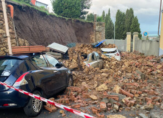 Crolla muro a Rosignano. Boato all’alba. Auto travolte Crolla muro a Rosignano. Boato all'alba. Auto travolte