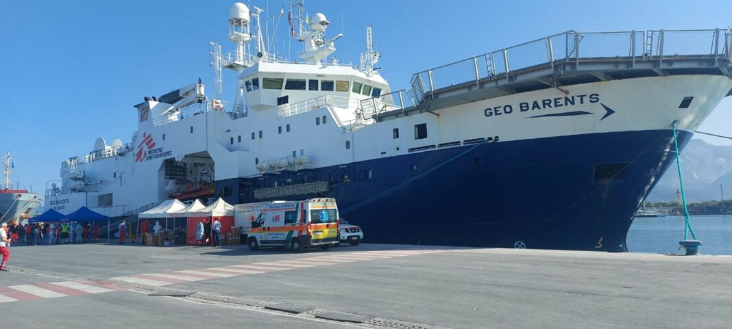 Geo Barents, 197 migranti ripartiti da Marina di Carrara