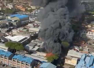 Incendio in Darsena a Viareggio. Il sindaco: “Non ci sono feriti” Incendio in Darsena a Viareggio. Il sindaco: "Non ci sono feriti"