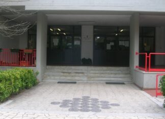 Cadavere nel giardino di una scuola. Sospesi esami maturità Cadavere nel giardino di una scuola. Sospesi esami maturità