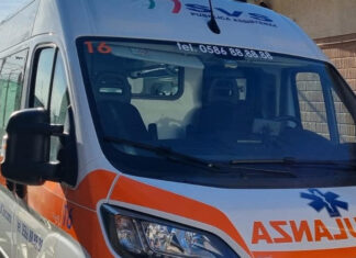 Scontro in scooter, muore a 20 anni a Livorno. Grave l’amico Ambulanza
