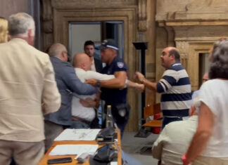 Sindaco Bandecchi contro consigliere. Fermato da agenti Sindaco Bandecchi contro consigliere. Fermato da agenti