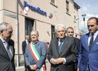 Strage sui binari a Brandizzo, Mattarella: “Morire sul lavoro è oltraggio” Strage sui binari a Brandizzo, Mattarella: "Morire sul lavoro è oltraggio"