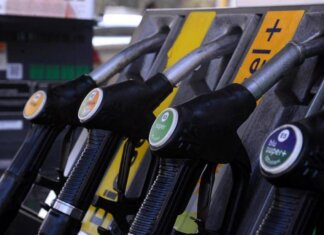 Carburanti, da oggi il taglio delle accise scende a 5 centesimi: “Pieno di gasolio costerà 3 euro in più”