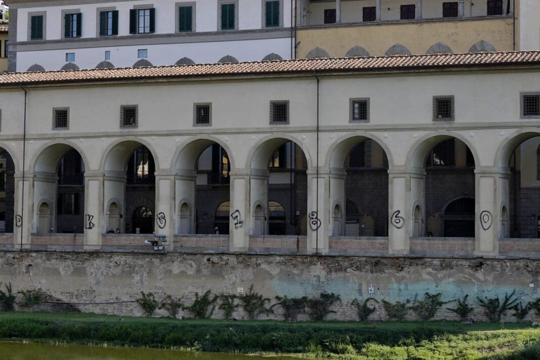 Imbrattato Corridoio Vasariano a Firenze, scritte nere sulle colonne